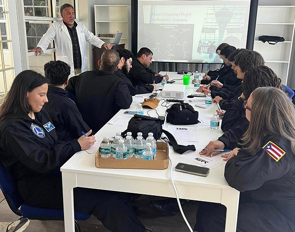 Didactic lecture with students around a table